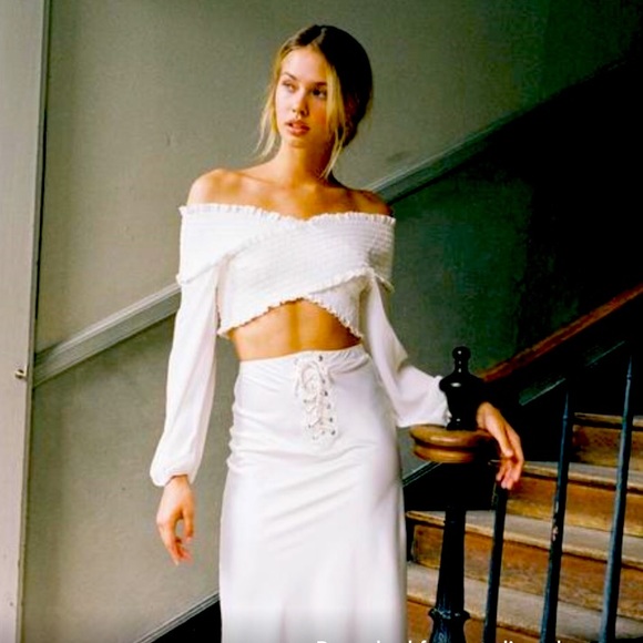 Tops - The cutest white rushed cropped blouse XS